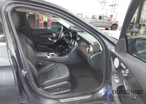 2016 Mercedes-Benz C 300 4Matic z USA, uszkodzony, nr VIN 55SWF4KB5GU166815